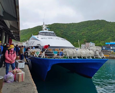 知本>台東富岡漁港>綠島 | 一個女生台灣四極逆走機車環島遊 | 旅遊 露營 跑山 跑步 運動 水上活動 | Hidy Chan | hidychan.com